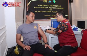 Polres Ponorogo Gelar Vaksinasi Hepatitis B dan Deteksi Dini Narkoba Bagi Anggota