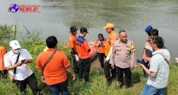 Polisi Bersama Tim Gabungan Berhasil Evakuasi Korban Hanyut di Sungai Brantas Tulungagung