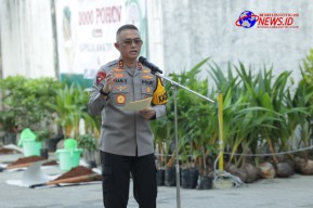 Peduli Lingkungan Kapolda Jatim Tanam dan Berbagi Bibit 3.000 Pohon di Gresik