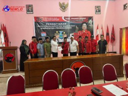 Bupati Rakyat Resmi Mengembalikan Formulir Pendaftaran Ke DPC PDI Perjuangan
