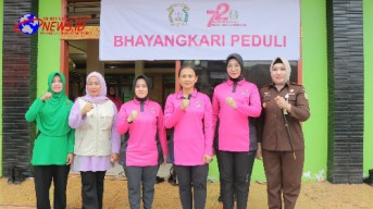 Sapa Pengungsi Banjir Bandang Sumbar, Ketum Bhayangkari Hibur Anak-anak Pengungsi