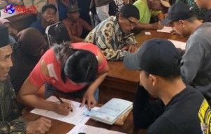 Kolaborasi Wujudkan Harkamtibmas Polresta Banyuwangi dan PT Bumisari Bagikan Tali Asih Untuk Warga Pakel
