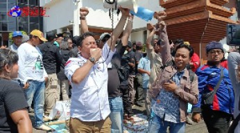 Tolak RUU Nomer 32 Tahun 2002, Ratusan Wartawan Lakukan Aksi Demo di Depan Gedung DPRD Provinsi Jatim
