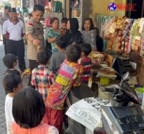 Jumat Berkah, Kapolsek Simokerto Bikin Bahagia Masyarakat Dengan Aksi Mulia