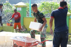 Satgas TMMD ke-120 Kodim 0816/Sidoarjo Bersama Warga Desa Penambangan Bergotong Royong Perbaiki Jalan Makam