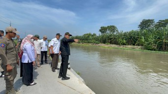 Plt Bupati Sidoarjo Perintahkan Dinas PU Bina Marga Segera Perbaiki Plengsengan Jalan Beton di Kedungbocok