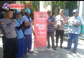 Minggu Kasih Polsek Kuta Bersama Juru Parkir Pantai Kuta