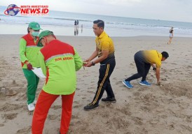 Bersihkan Pantai, Kapolres AKBP Teguh Dampingi Ketua Bhayangkari Cabang Badung