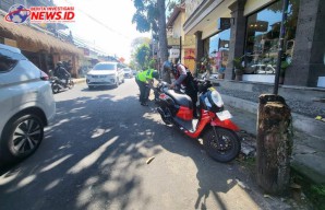 Upaya Lancarkan Arus Lalulintas, Polsek Ubud Gencarkan Operasi Penertiban Parkir