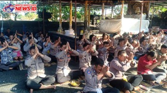 Personil Polres Tabanan Laksanakan Sembahyang Purnama Bersama