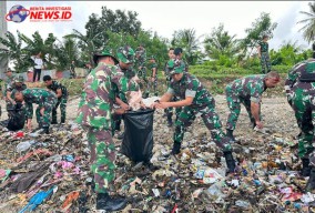 Prajurit Rindam XV Turut Aksi Bersih Sampah Songsong HUT Kodam Pattimura