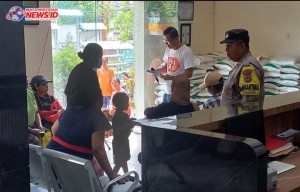 Bhabin Polsek Blahbatuh Kawal Penyaluran Beras Badan Ketahanan Pangan Nasional