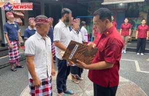 Tiga Warga Binaan Rutan Gianyar Diberikan RK Waisak oleh Kemenkumham Bali 