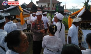 Mesari Polsek Seltim Pamwal Melasti Desa Adat Megati Kelod 