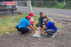 Bulan Bakti Gotong Royong, Babinsa Selabih Bersama Masyarakat Bersihkan Lingkungan