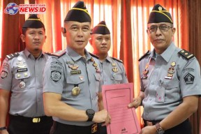 Kalapas Kerobokan Sematkan Pangkat Baru dan Berikan Penghargaan kepada Pegawai Teladan 
