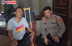 Wujud Empati serta Kepedulian, Kapolsek Denbar Jenguk Anggota yang Sakit
