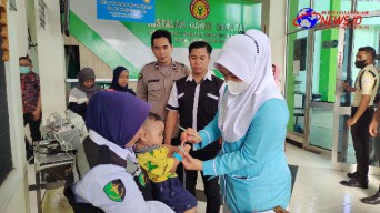 Libatkan Tim Dokkes Polres Probolinggo Fasilitasi Pemeriksaan Kesehatan Balita Korban Kekerasan
