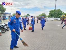 World Ocean Day, Satpolairud Bersama Masyarakat Bersihkan Pantai Situbondo