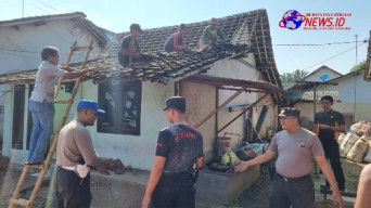 Sambut Hari Bhayangkara ke-78, Polres Jember Lakukan Aksi Sosial Bedah Rumah