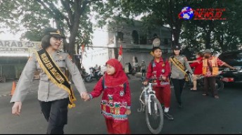 Polwan Polres Mojokerto Berbagi Coklat Ajak Masyarakat Tertib Lalu Lintas
