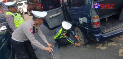 Gercep, Personil Lantas Polres Bondowoso Bantu Mobil Rombongan Manasik Haji Yang Alami Pecah Ban
