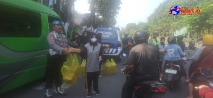 Setelah Berhasil Bekuk Dua Pelaku Curanmor, Kapolsek Simokerto Bagikan 200 Nasi Kotak ke Masyarakat