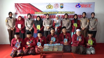 Polwan Polres Mojokerto Kota Dukung Pendidikan Anak Bangsa, Puluhan Al–Quran Dibagikan