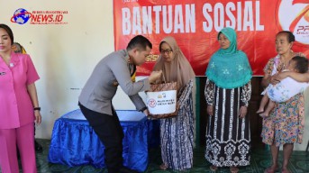 Polres Nganjuk Bersama Pengurus Bhayangkari Cabang Nganjuk Bagikan Bansos Untuk Warga Kurang Mampu