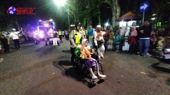 Sigap dan Senyum Ikhlas Polwan Polres Bojonegoro Layani Kepulangan Jamaah Haji