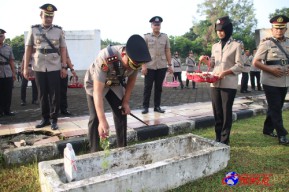 Kenang dan Hargai Jasa Pahlawan, Jelang Hari Bhayangkara ke-78, Polres Bangkalan Berziarah ke Makam Pahlawan