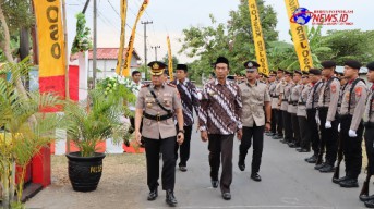 Polres Nganjuk Gelar Upacara Tradisi Peletakan Karangan Bunga di Monumen Perjuangan Polri Ngadiboyo