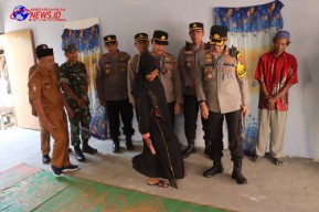 Sujud Syukur Keluarga Penerima Bedah Rumah Presisi Dari Polres Bojonegoro