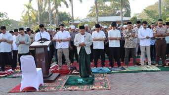 Keluarga Besar Polres Nganjuk Bersama Masyarakat Gelar Sholat Idul Adha 2024 dan Serahkan Daging Qurban
