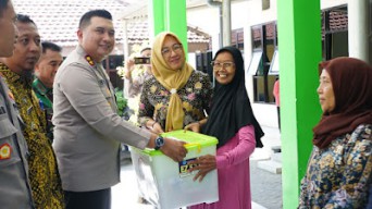 Hari Bhayangkara Ke-78, Polresta Sidoarjo Bedah Rumah di Kalijaten