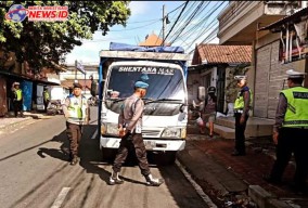 Tindak Tegas Supir Truk Langgar Rambu Simpang Simpang Tebuana Sukawati