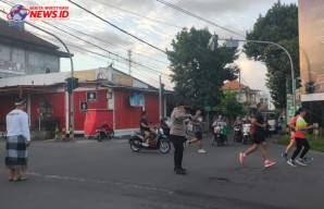 Kolaborasi Bhabinkamtibmas Bersama Pecalang Amankan Kegiatan Jalan Santai