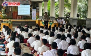 Melalui Program Jumat Curhat, Polsek Abiansemal Ajak Siswa Bijak Gunakan Medsos