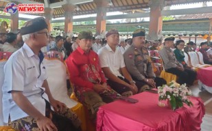 Hadiri Pelepasan Pelajar Kelas IX dan Guru Purna Tugas SMPN 2 Ubud