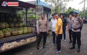 Kapolres Badung AKBP Teguh Awasi Pasar Murah Gas LPG 3 Kg