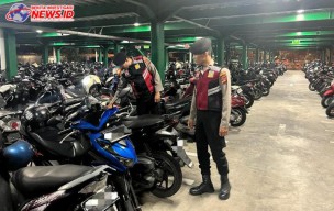 Antisipasi Curanmor, Personil Polres Bandara Ngurah Rai Sisir Parkiran