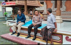 Melayat ke Rumah Duka, Kapolsek Petang Wujudkan Empatinya