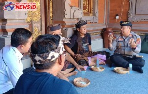 Sampaikan Duka Cita, Kapolres Gianyar Melayat di Rumah Duka Tokoh Seni Pedalangan I Made Sidja