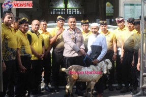 Kapolres Bandara Ngurah Rai Serahkan Hewan Qurban kepada Pengurus Masjid Nurul Huda 