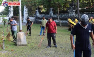 Bakti Religi Polresta Denpasar dan Polsek Jajaran di Pura Sakenan