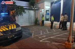 Patroli Biru Polsek Abiansemal Sambangi Penjaga Bank BRI, Sampaikan Pesan Kamtibmas
