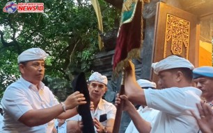 Polres Gianyar Amankan Upacara Penyucian Pataka Polda Bali di Pura Durga 