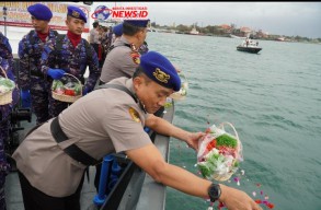 Sambut Hari Bhayangkara ke 78, Polda Bali Tabur Bunga di Laut Benoa