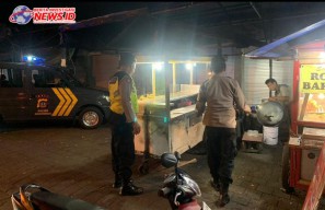 BLP Polsek Abiansemal Sambangi Pedagang Kaki Lima Sampaikan Pesan Kamtibmas