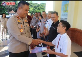 Kapolres Bandara Ngurah Rai Serahkan Beasiswa bagi Siswa Berprestasi